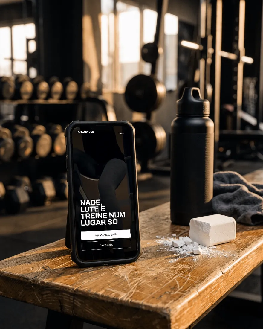Site do modelo Academia aberto no celular