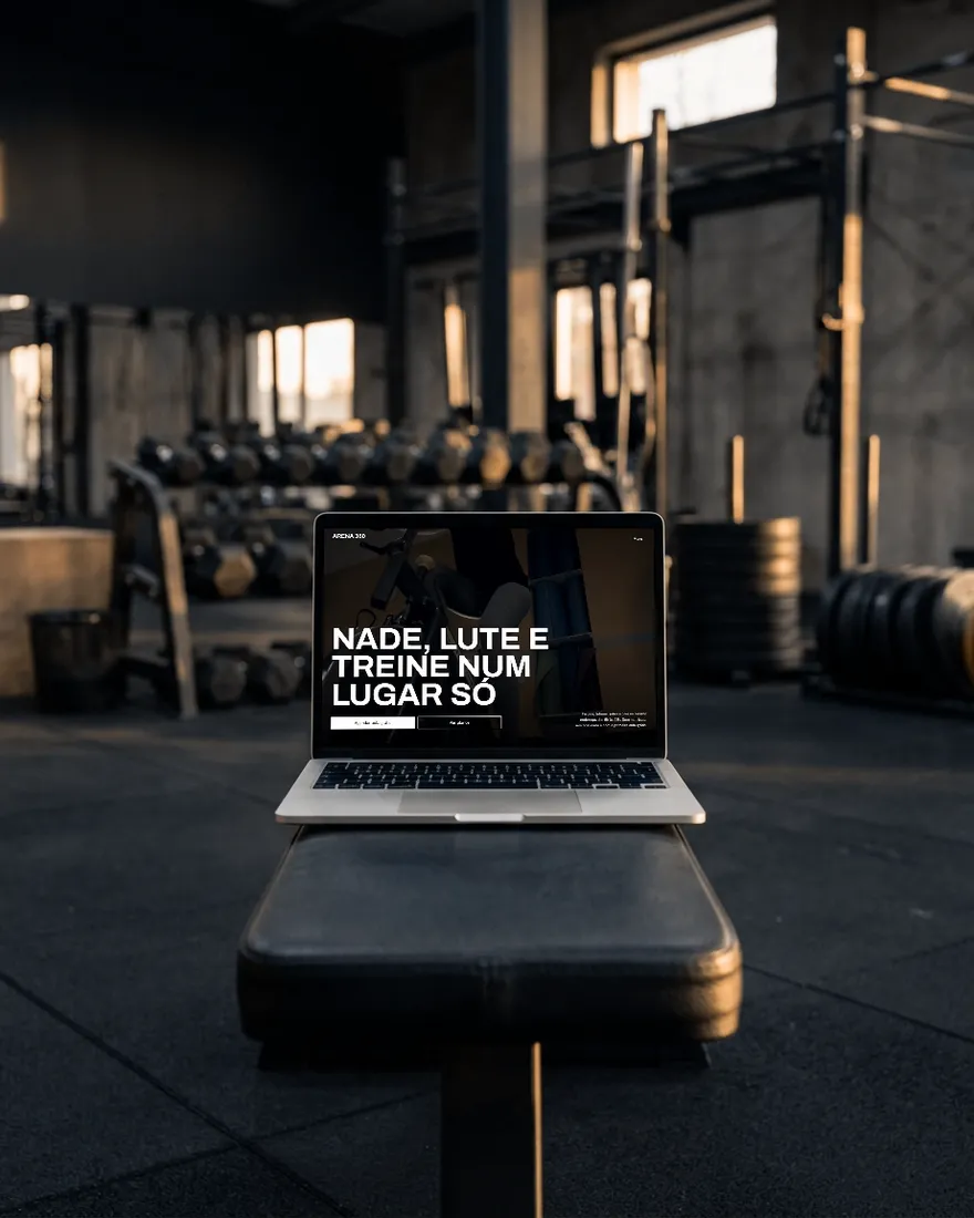 Site do modelo Academia aberto no notebook